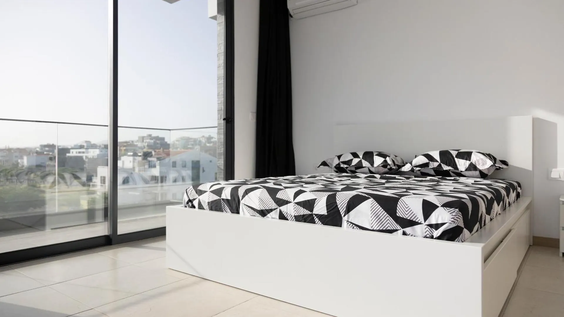 3 Bdr Aprt, Amazing Seaview, Rooftop Pool - Lcgr プライア
